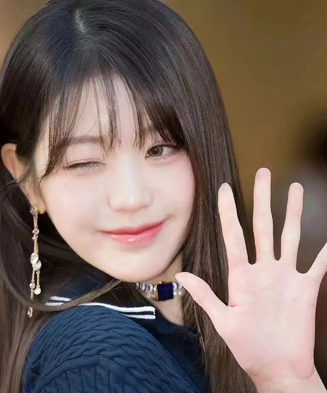미우미우 언밸런스 크리스탈 드롭 이어 액세서리 상세 이미지 10