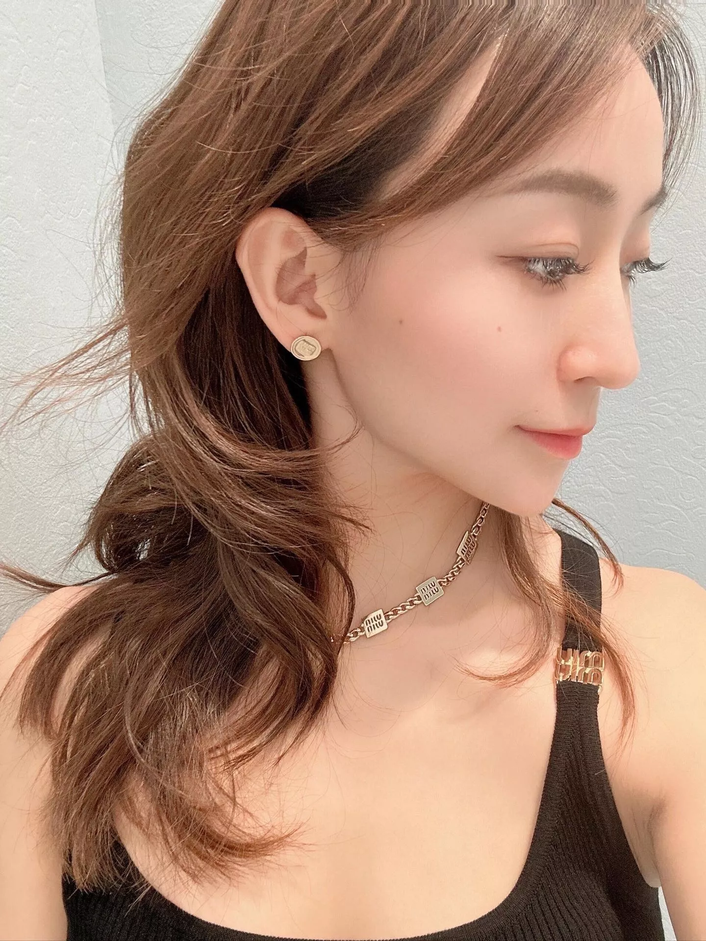 미우미우 언밸런스 크리스탈 드롭 이어 액세서리 상세 이미지 9