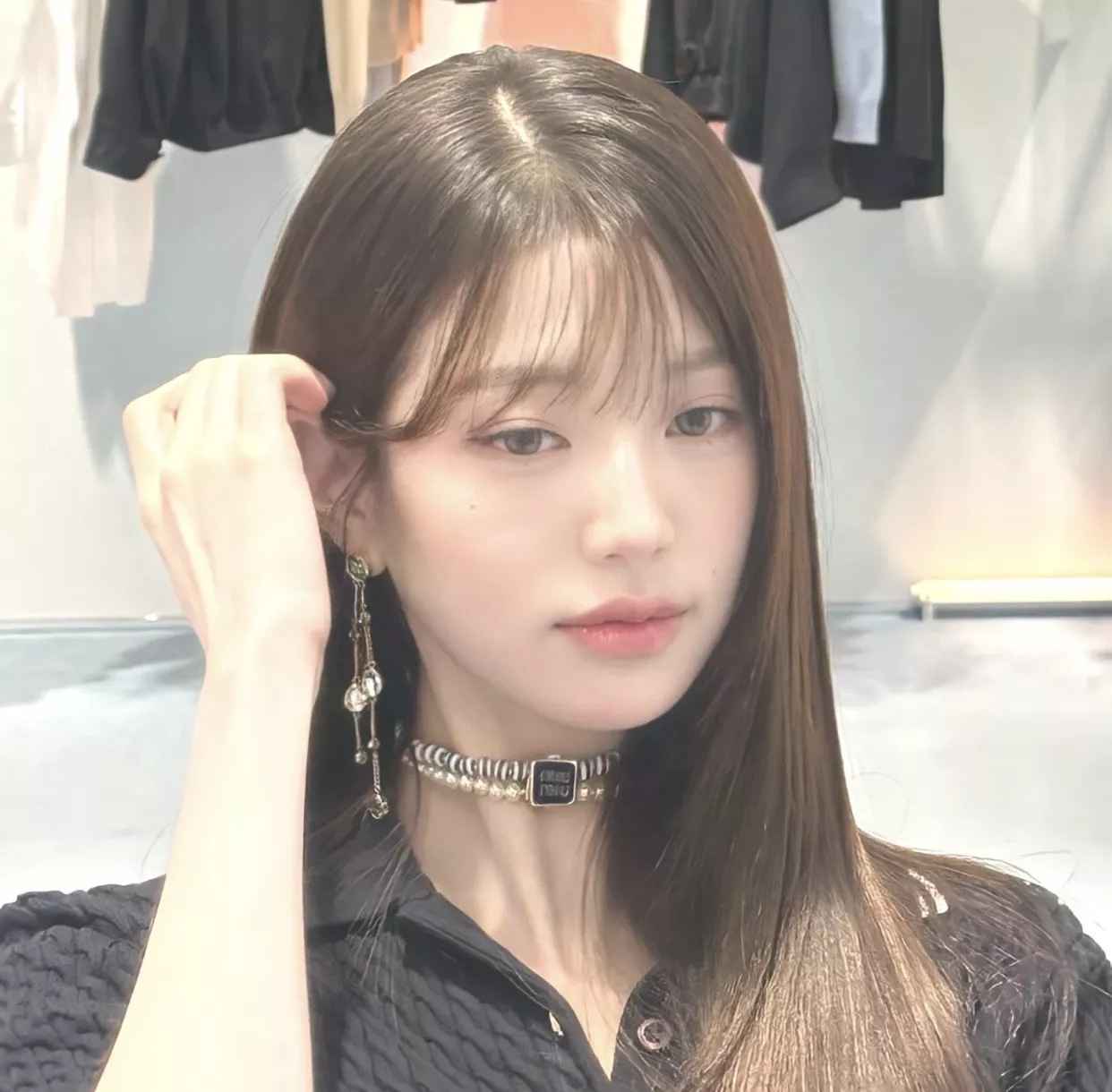 미우미우 언밸런스 크리스탈 드롭 이어 액세서리 상세 이미지 13
