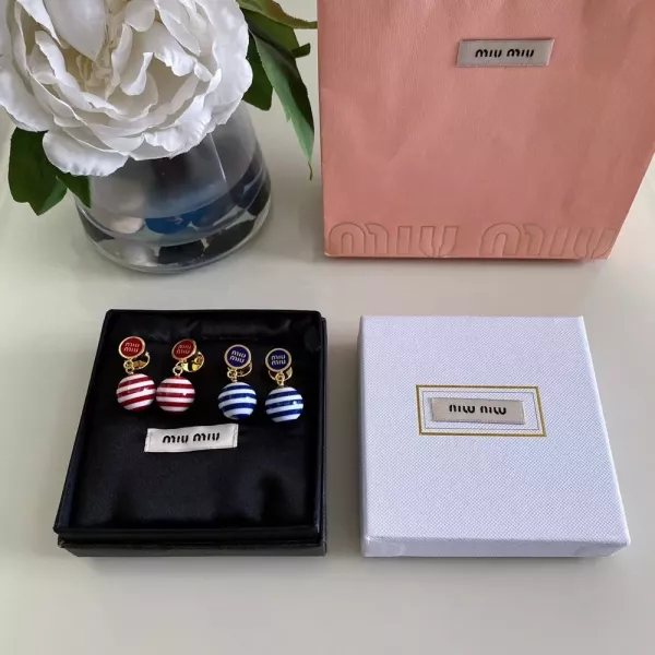 미우미우 에나멜 로고 스트라이프 볼 이어 액세서리