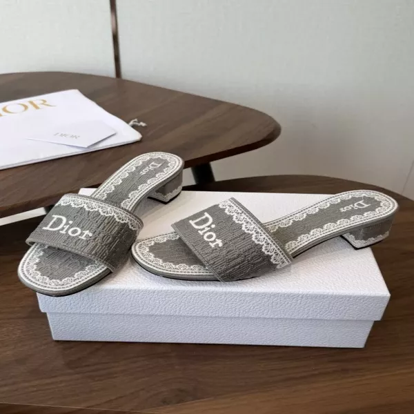 디올 CD 자수 로고 리조트 슬리퍼