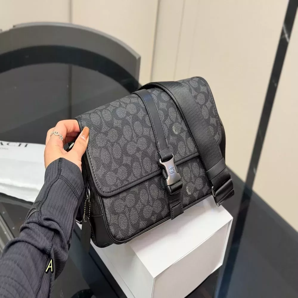 코치 남성 플랩 숄더 백