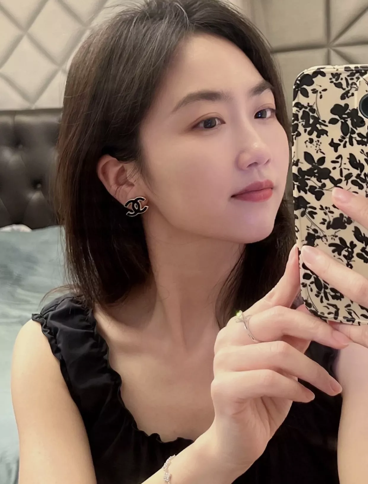 샤넬 블랙 앤 화이트 에나멜 더블 씨 이어링 상세 이미지 28