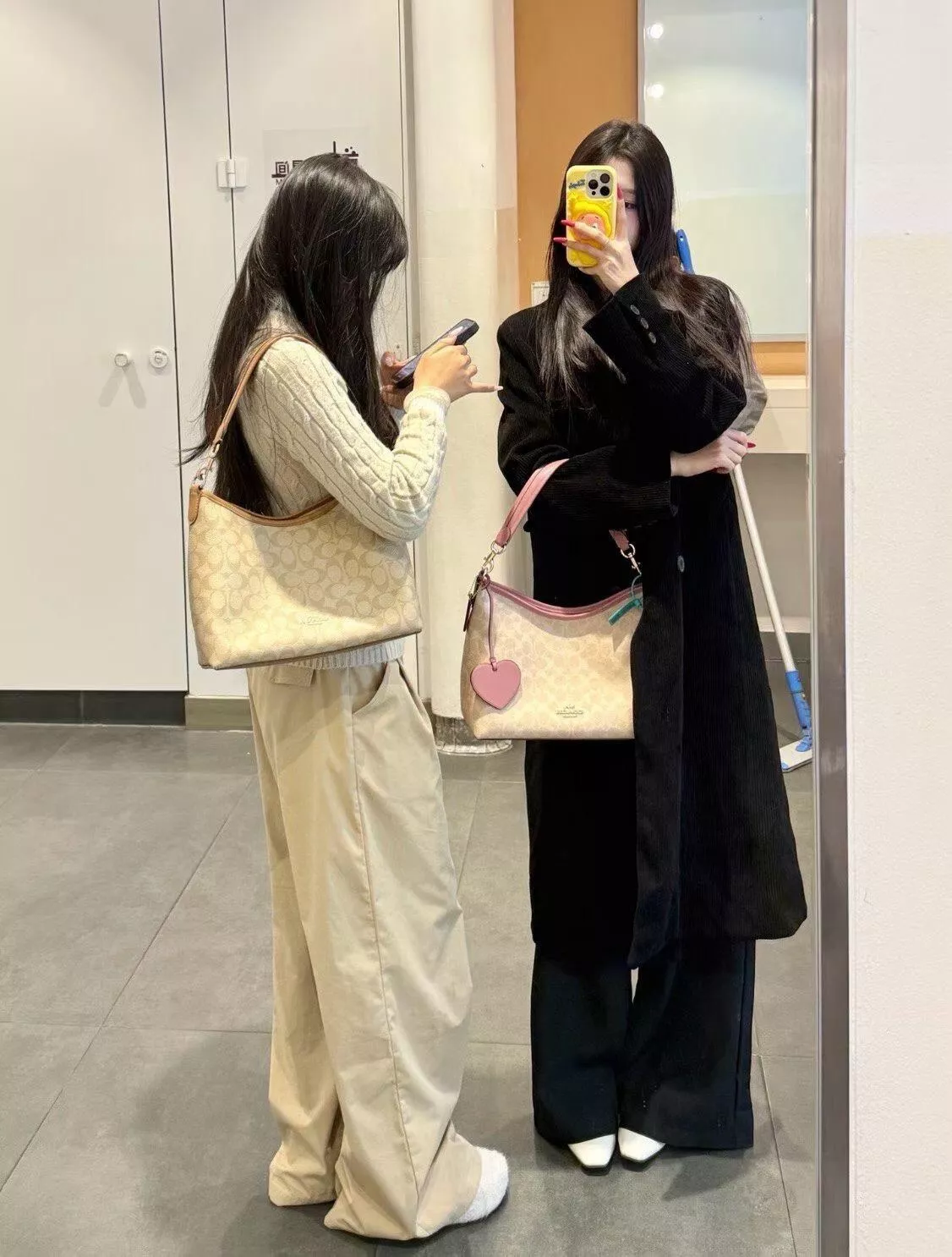 코치 로럴 31 월형 숄더 가방 상세 이미지 40