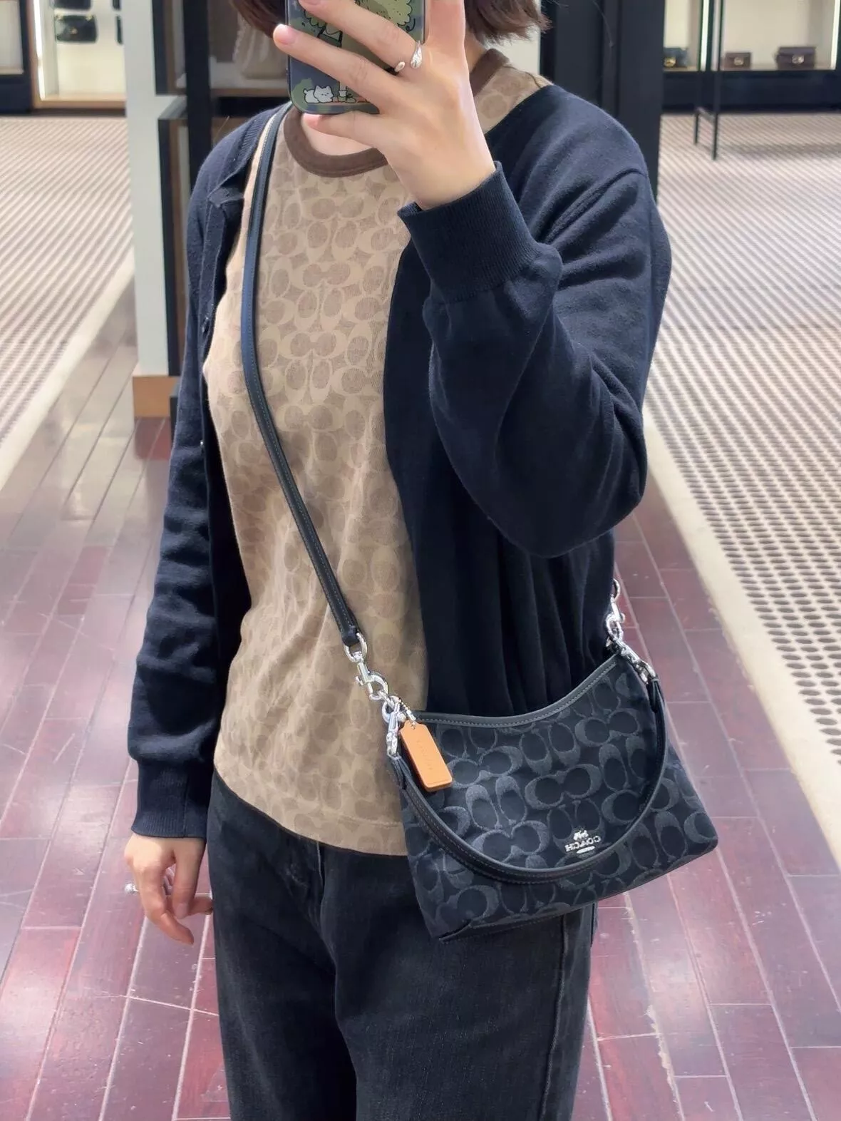 코치 시그니처 데님 캔버스 숄더백 상세 이미지 51