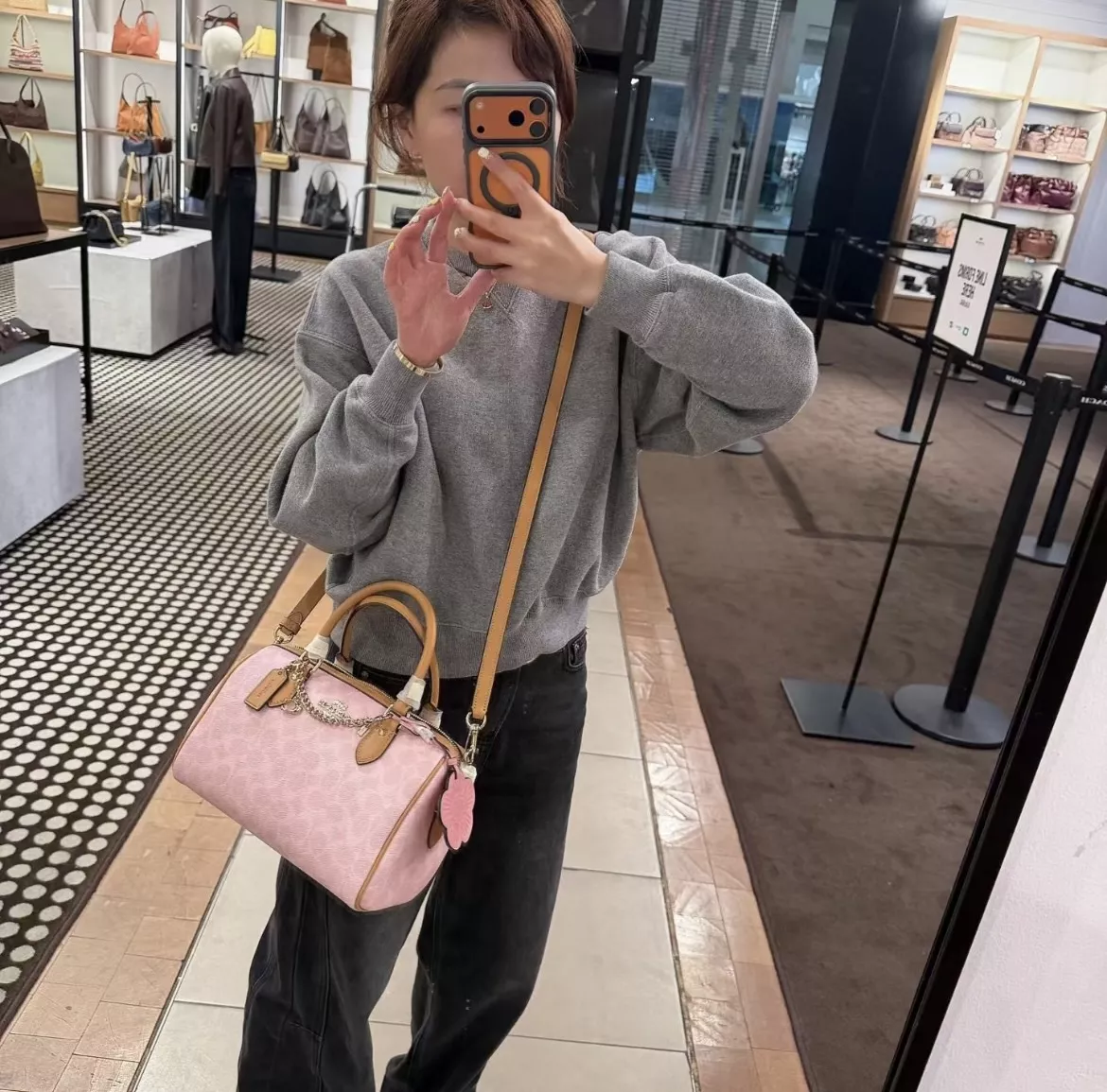 코치 발렌타인 한정 컬러 로고 보스턴백 상세 이미지 69