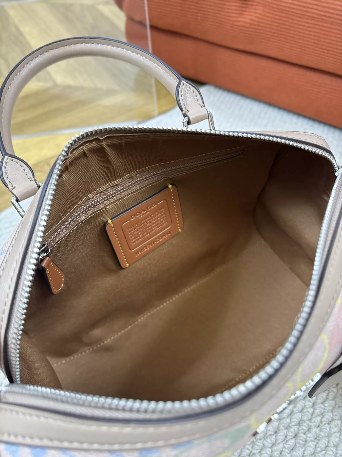 코치 발렌타인 한정 컬러 로고 보스턴백 상세 이미지 24