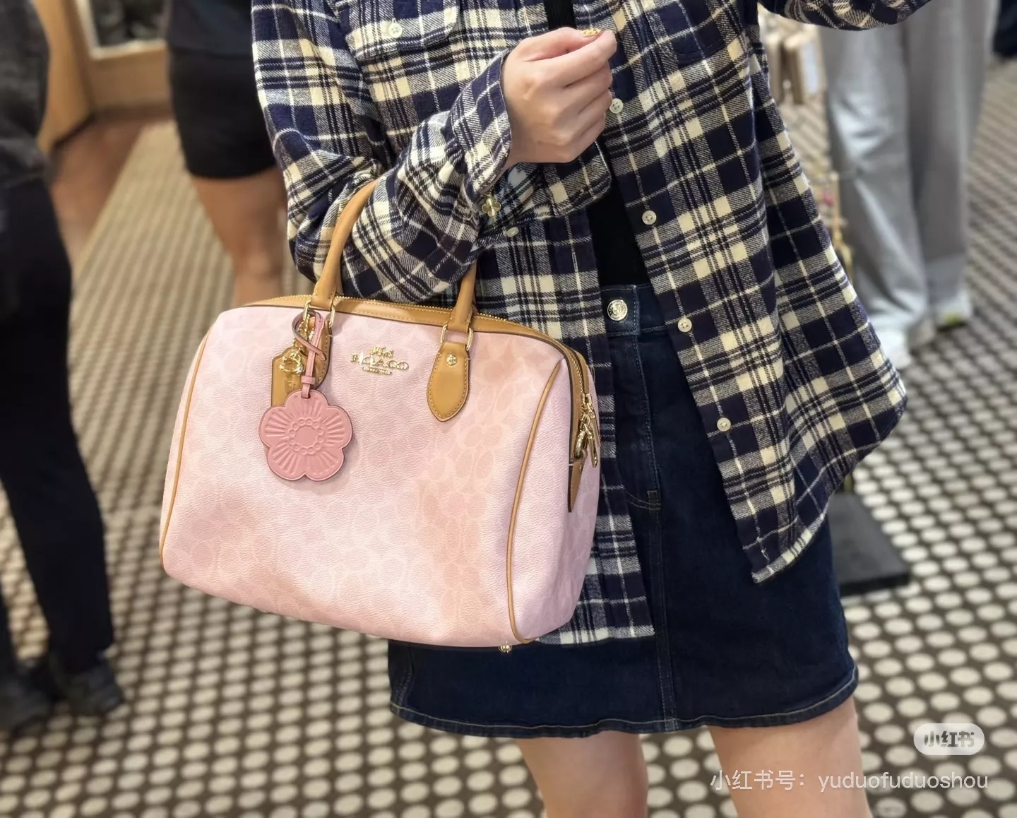 코치 발렌타인 한정 컬러 로고 보스턴백 상세 이미지 65