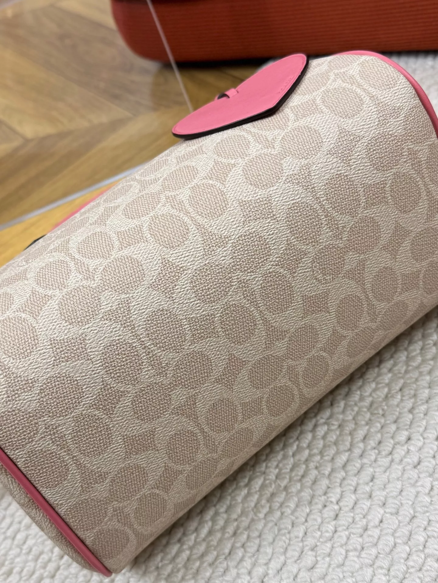코치 발렌타인 한정 컬러 로고 보스턴백 상세 이미지 40