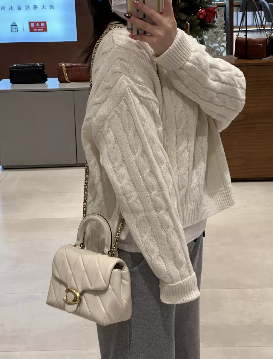 코치 퀼팅 플랩 체인 백 상세 이미지 84