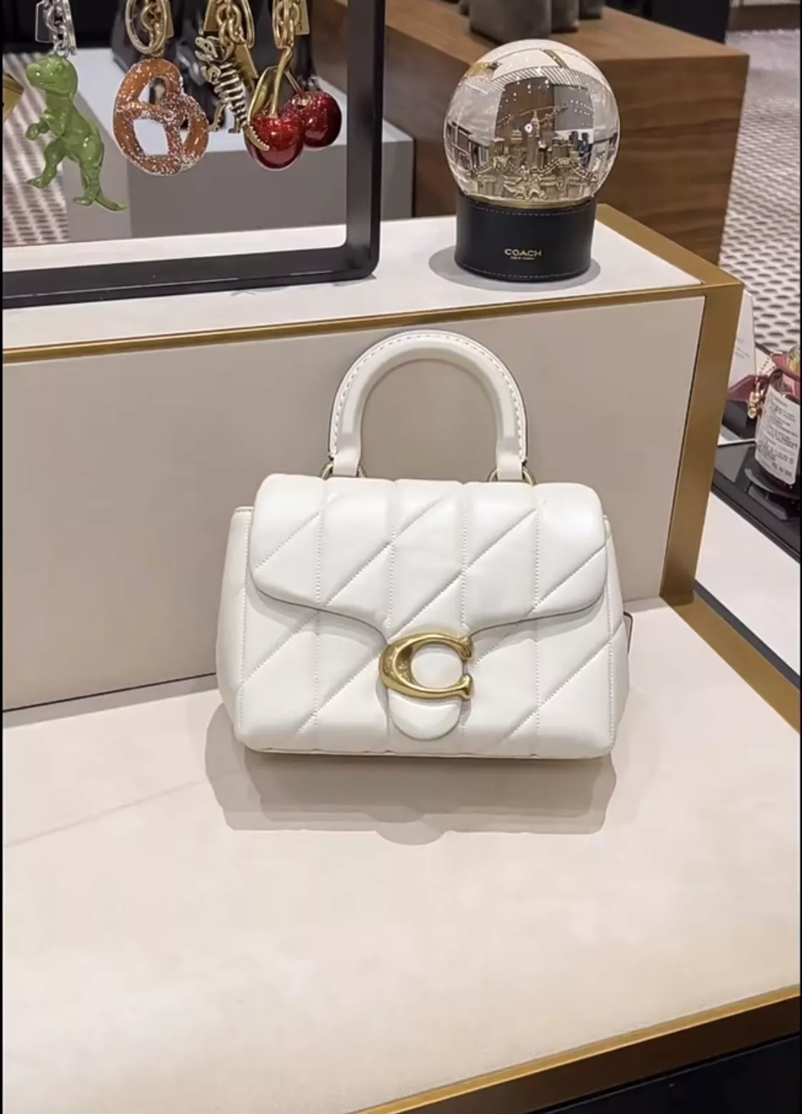 코치 퀼팅 플랩 체인 백 상세 이미지 68