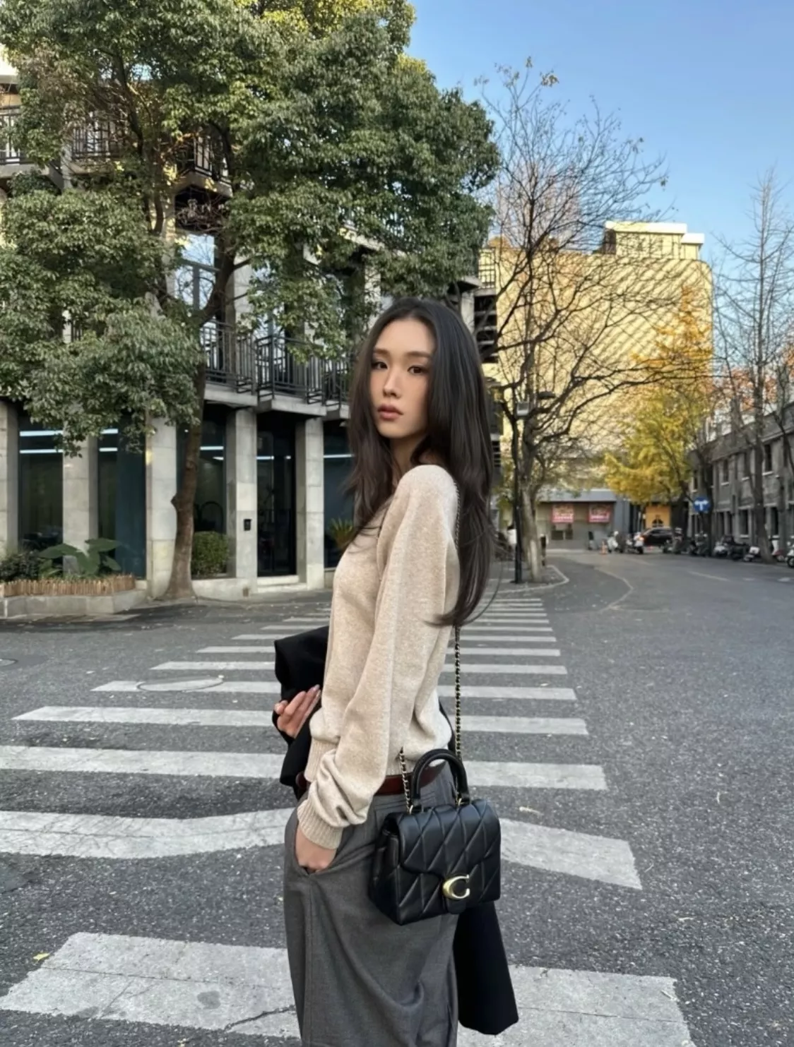 코치 퀼팅 플랩 체인 백 상세 이미지 105