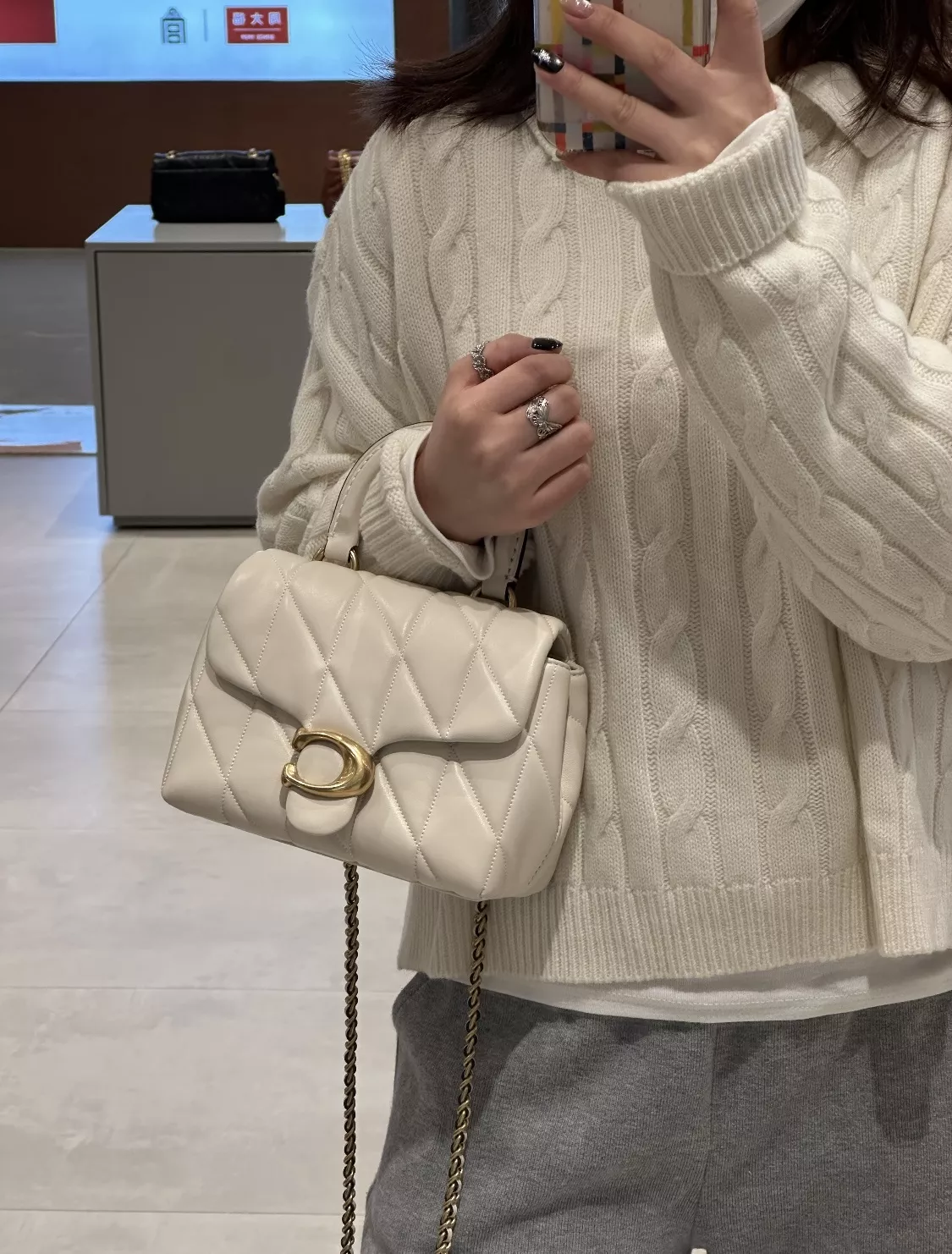 코치 퀼팅 플랩 체인 백 상세 이미지 83