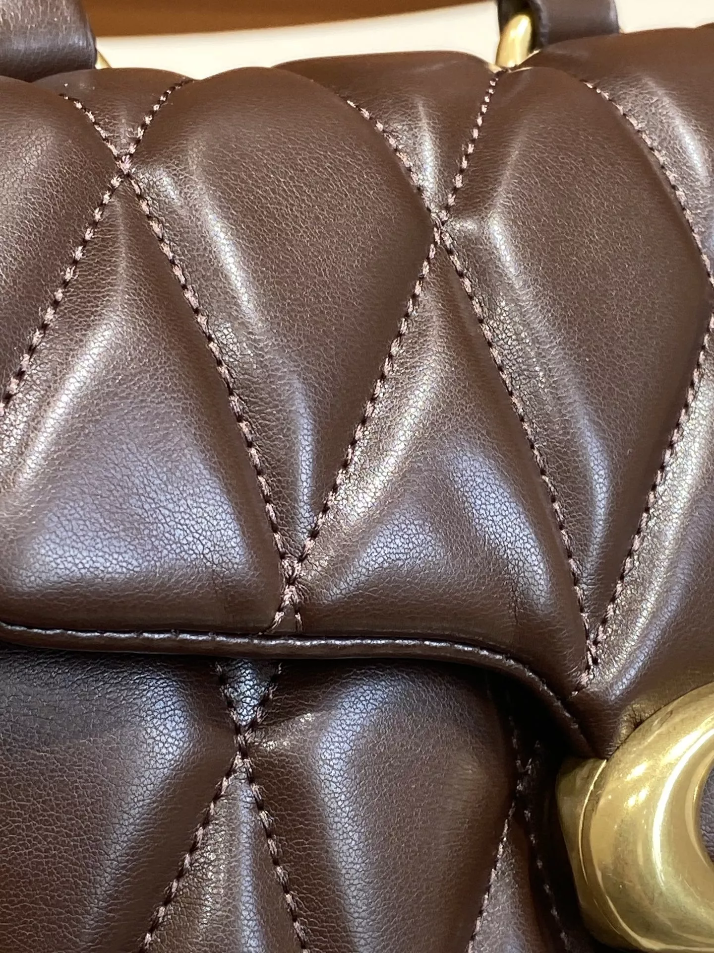 코치 퀼팅 플랩 체인 백 상세 이미지 14
