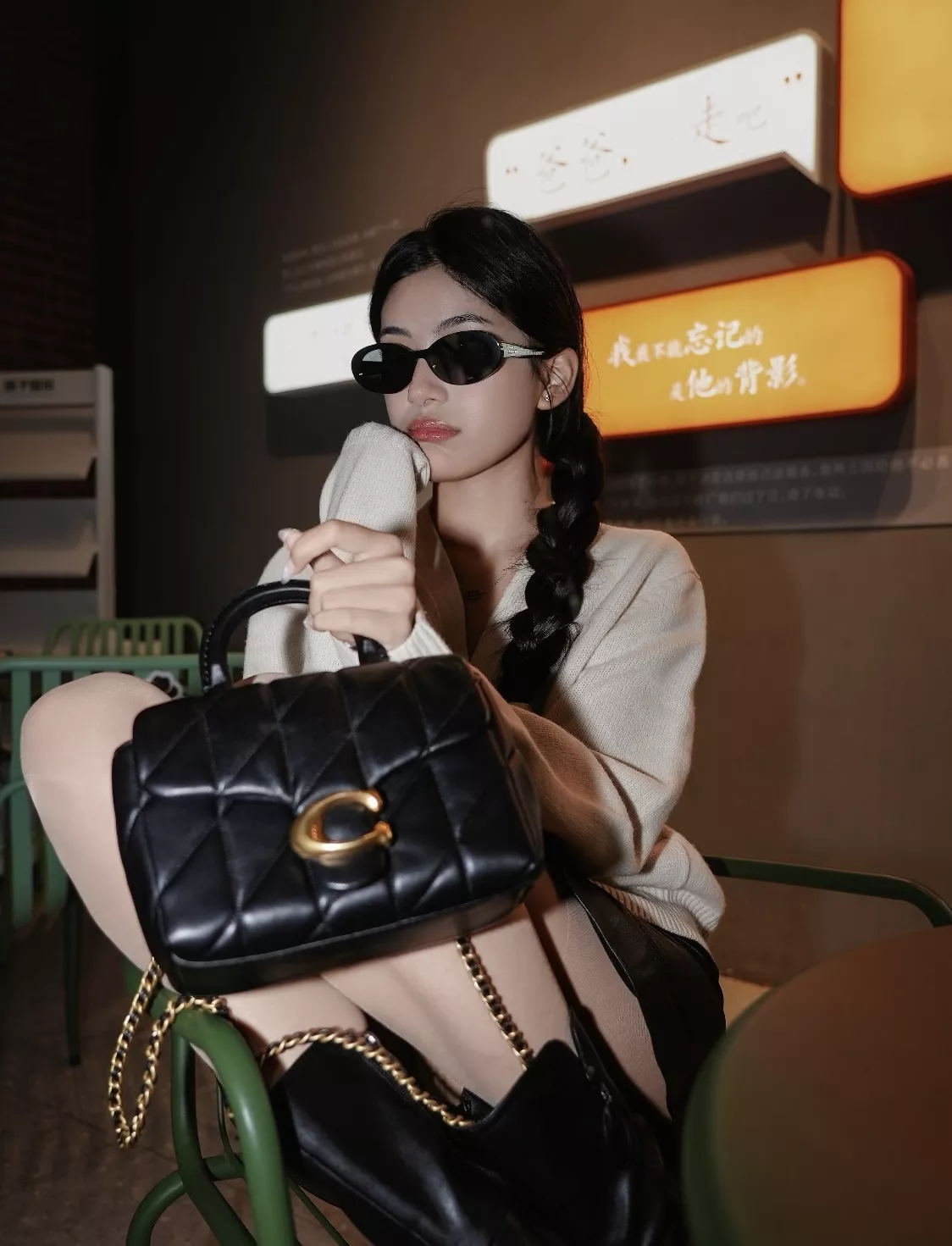 코치 퀼팅 플랩 체인 백 상세 이미지 92