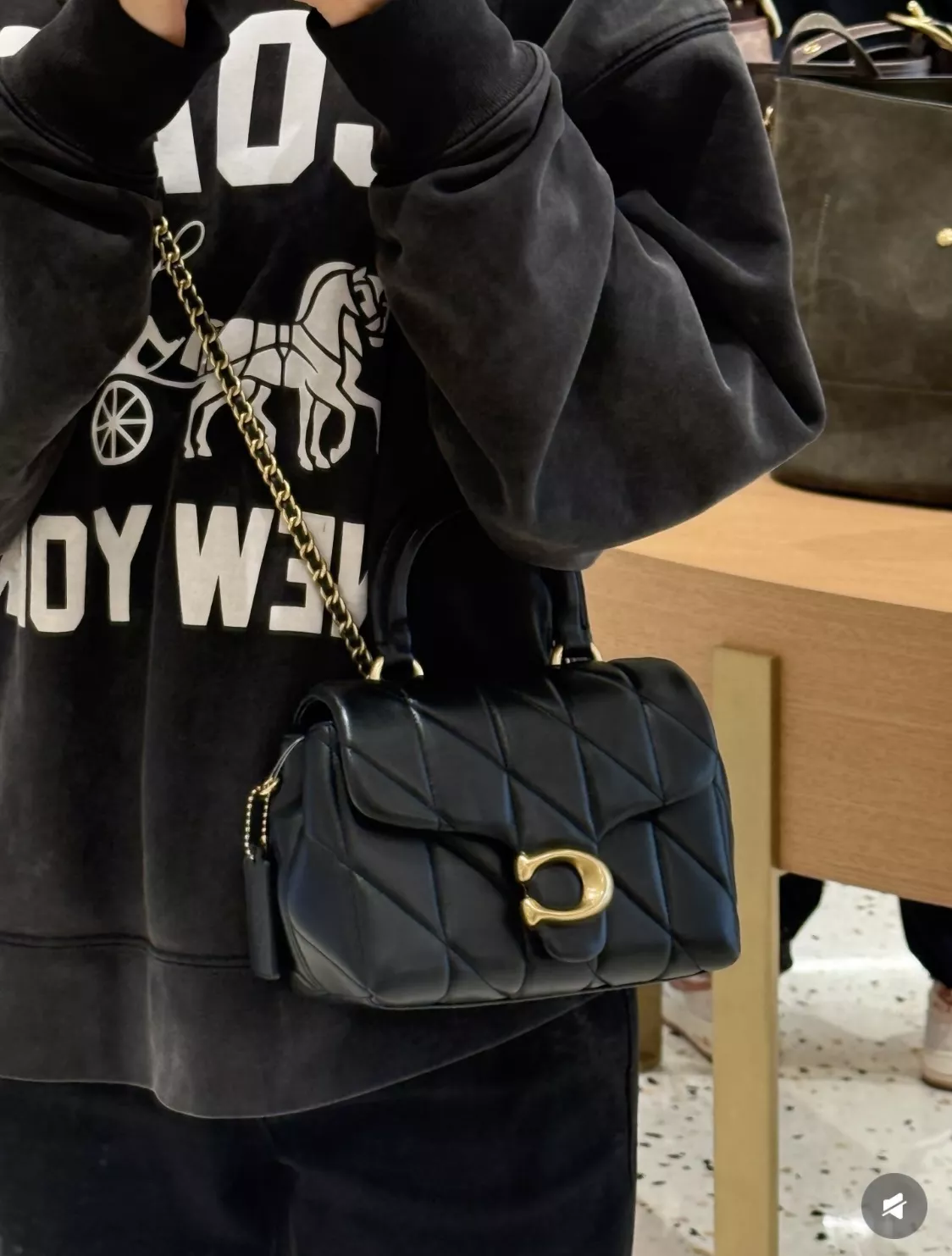 코치 퀼팅 플랩 체인 백 상세 이미지 77