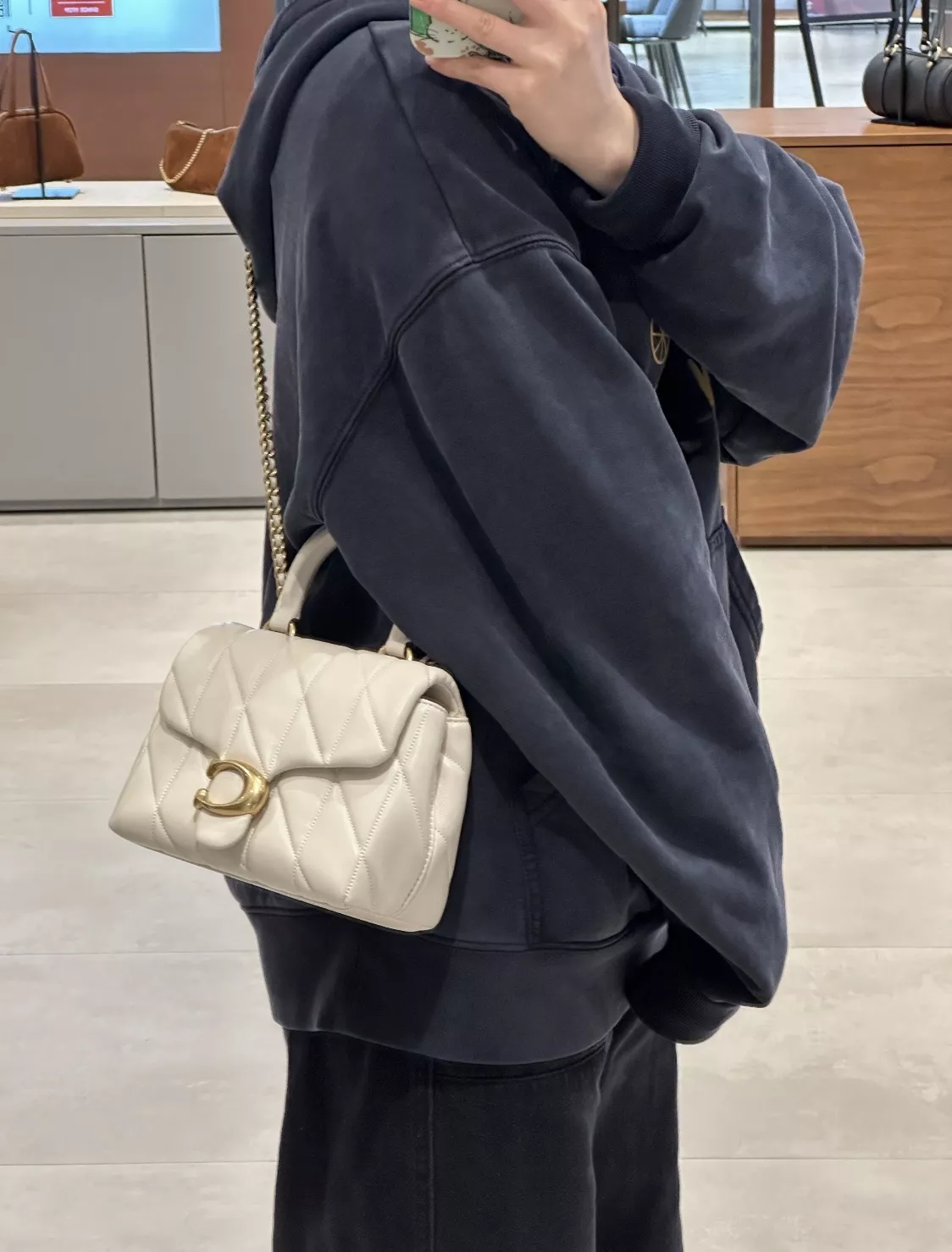 코치 퀼팅 플랩 체인 백 상세 이미지 82