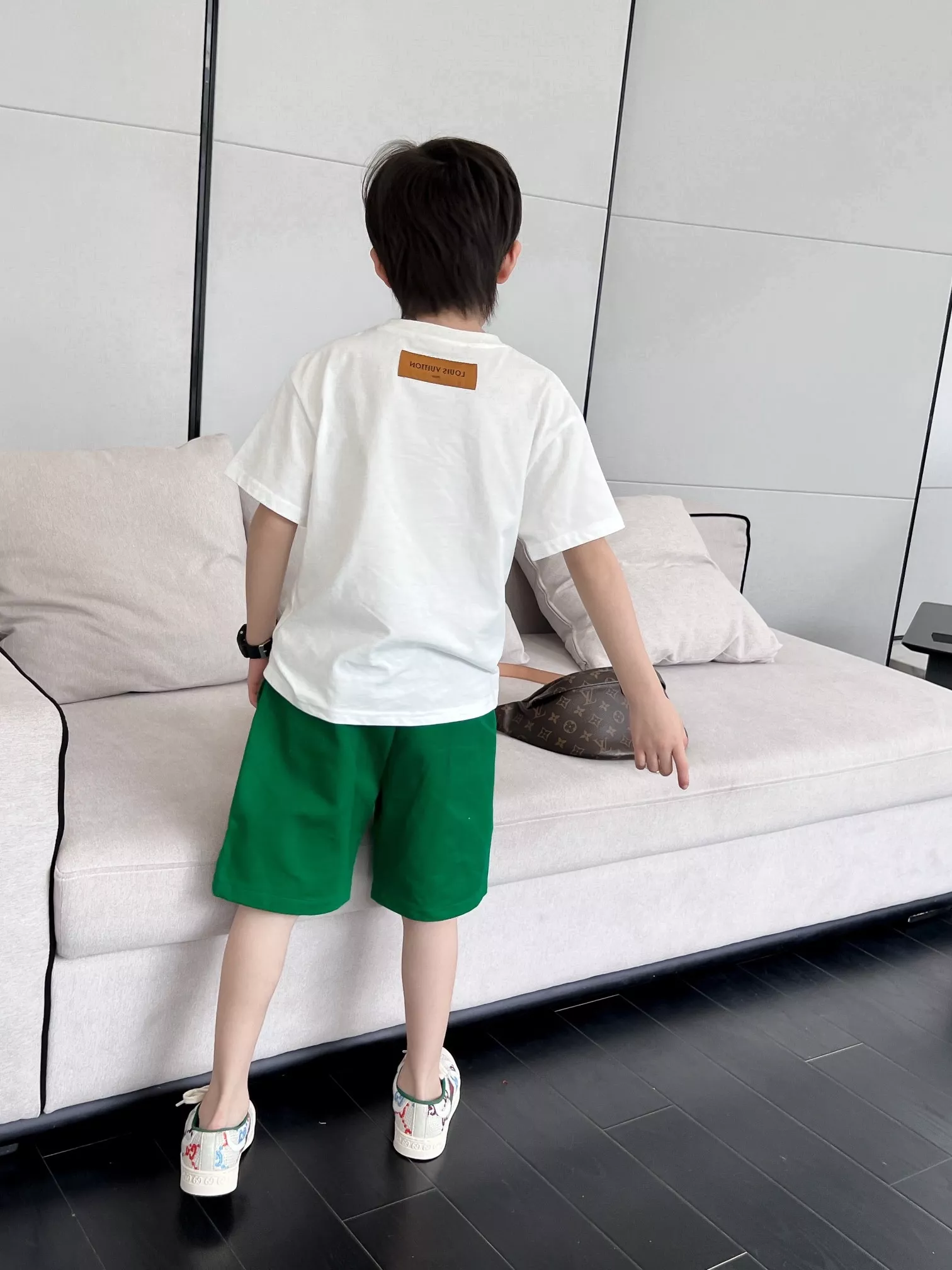 루이비통 모노그램 실리콘 로고 반팔 상의 상세 이미지 36