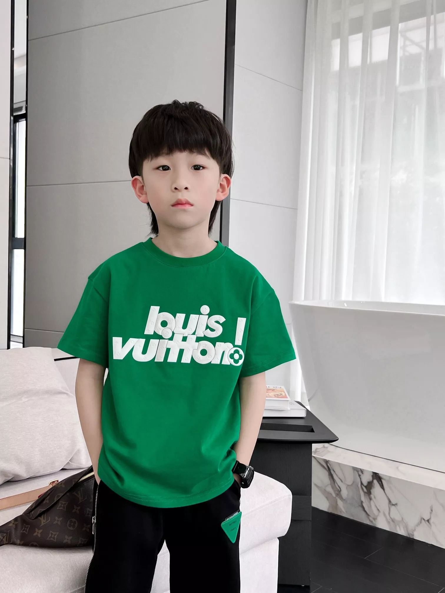 루이비통 모노그램 실리콘 로고 반팔 상의 상세 이미지 22
