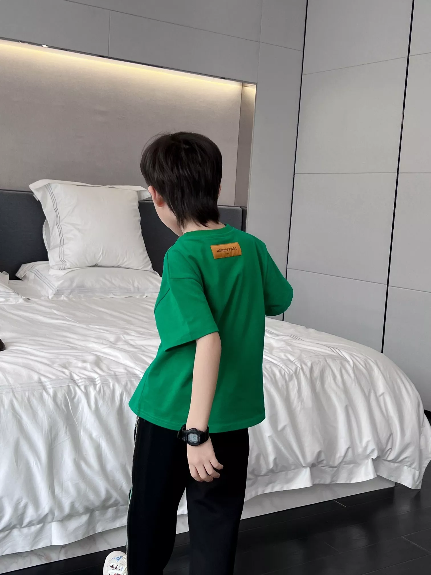 루이비통 모노그램 실리콘 로고 반팔 상의 상세 이미지 29