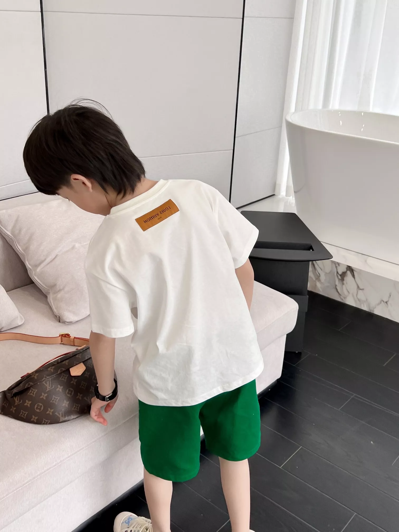 루이비통 모노그램 실리콘 로고 반팔 상의 상세 이미지 34