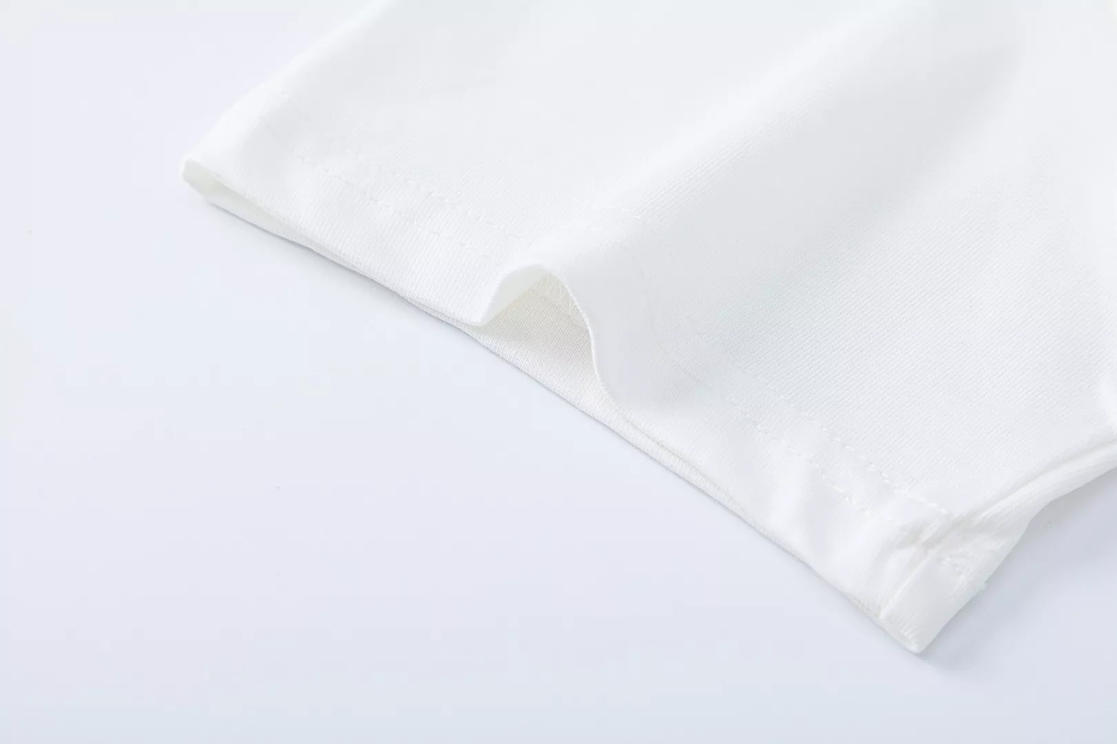 루이비통 모노그램 실리콘 로고 반팔 상의 상세 이미지 11