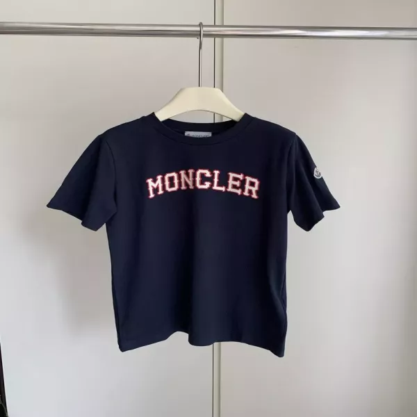 몽클레어 네이비 레드 화이트 레터링 코튼 반팔 상의