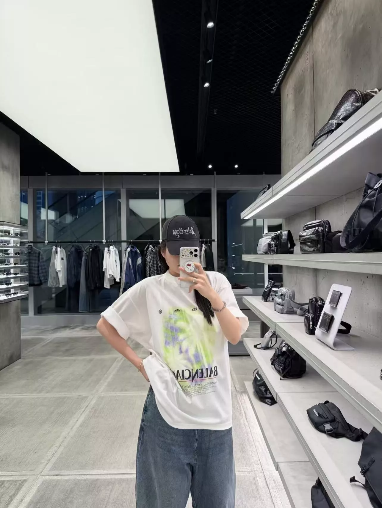 발렌시아가 그래픽 프린트 라운드 반팔 상의 상세 이미지 19