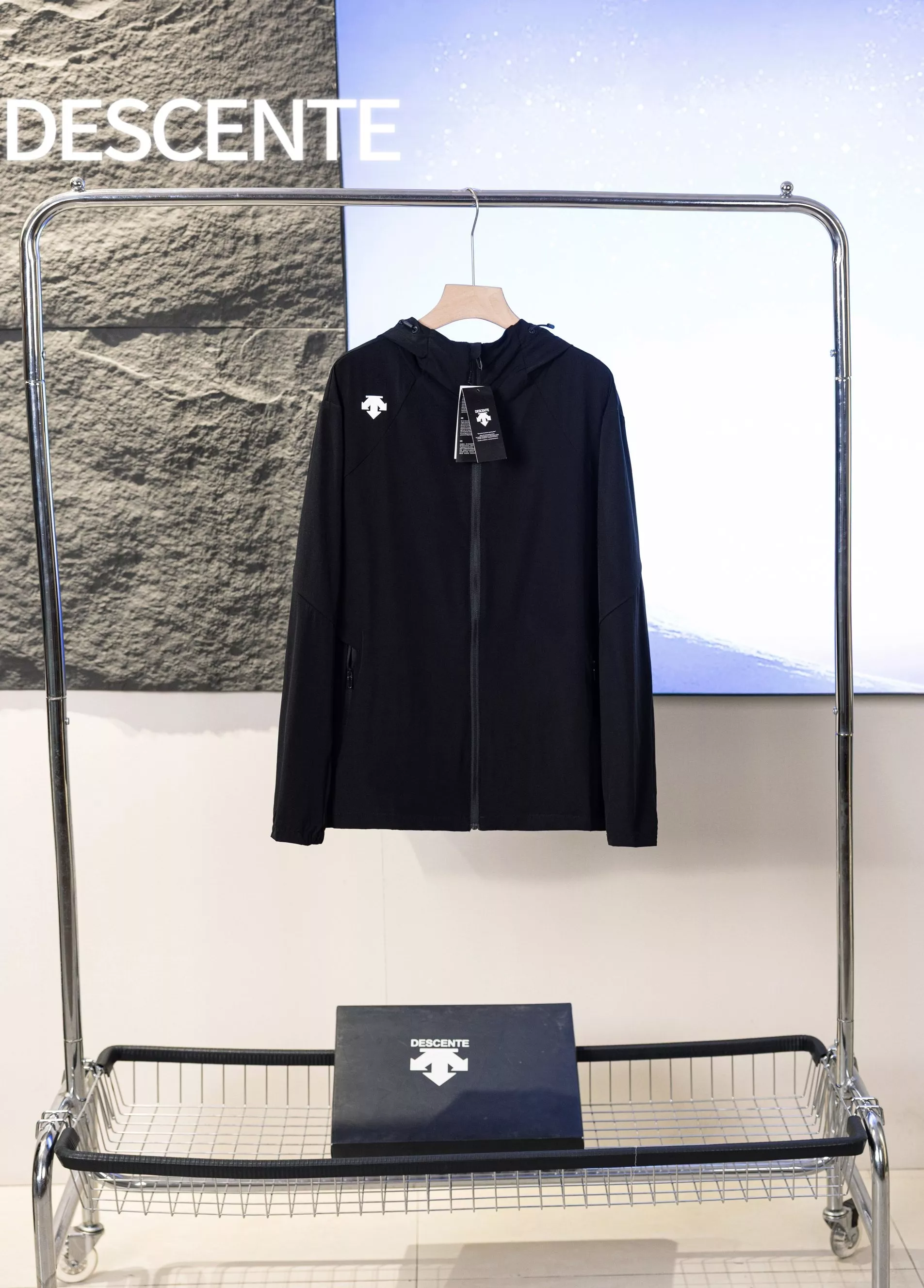 데상트 경량 후드 자외선 차단 아우터 상세 이미지 3