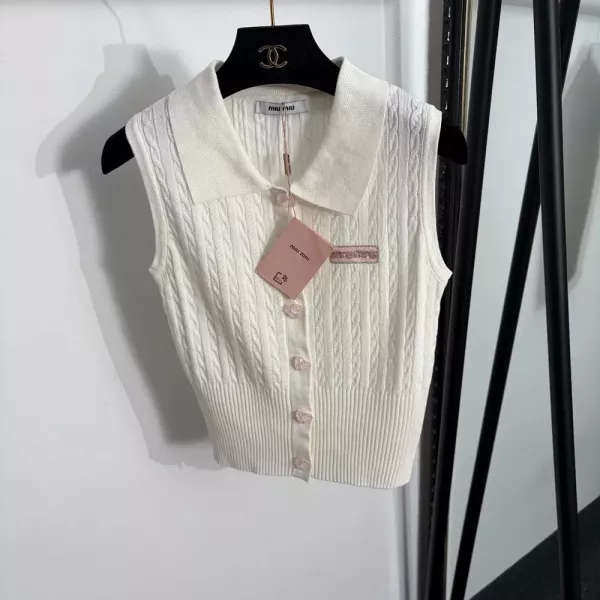 미우미우 로고 장식 카라 니트 베스트