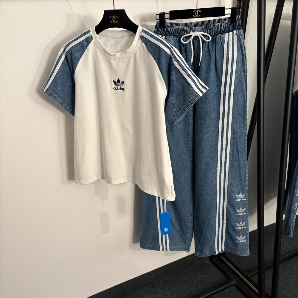 아디다스 삼선 배색 반소매 티셔츠와 데님 팬츠 조합 세트