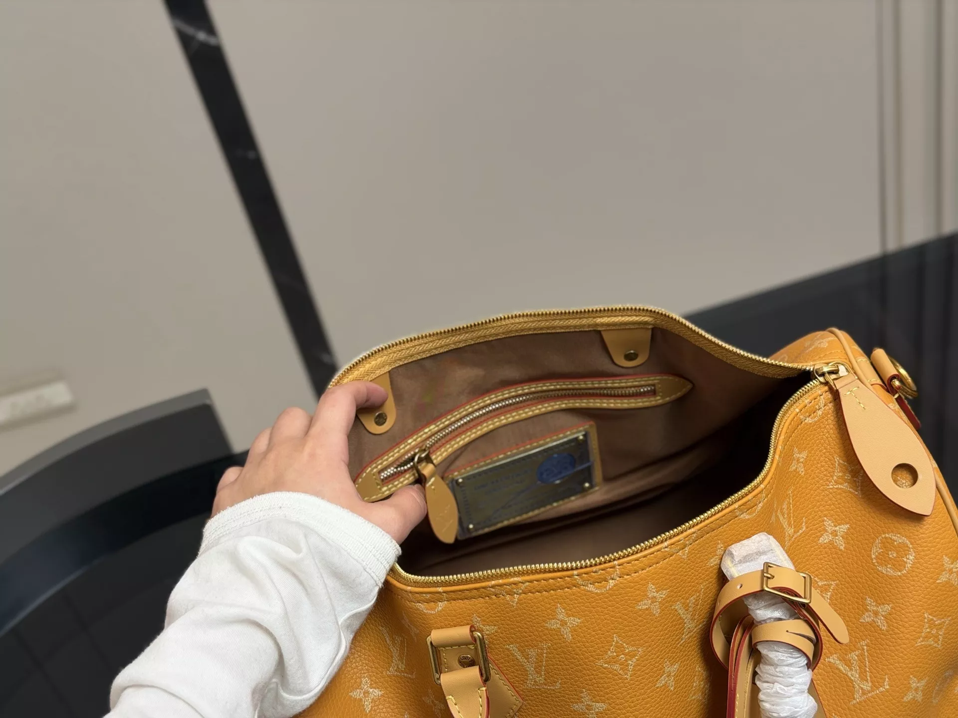 루이비통 스피디 25 필로우 스타일 가방 상세 이미지 4