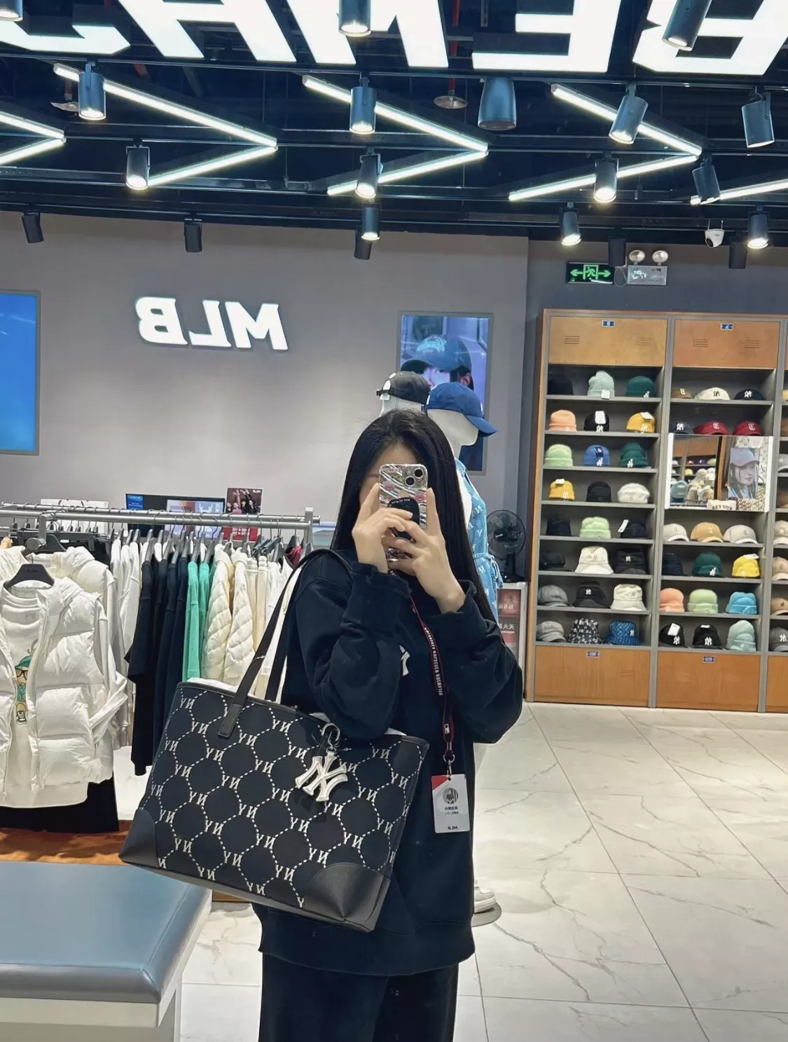 엠엘비 모노그램 패턴 대형 숄더 겸용 백 상세 이미지 21