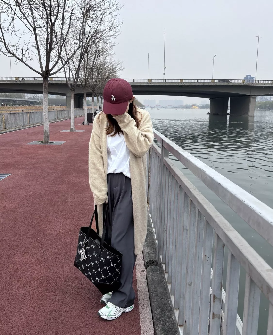 엠엘비 모노그램 패턴 대형 숄더 겸용 백 상세 이미지 23