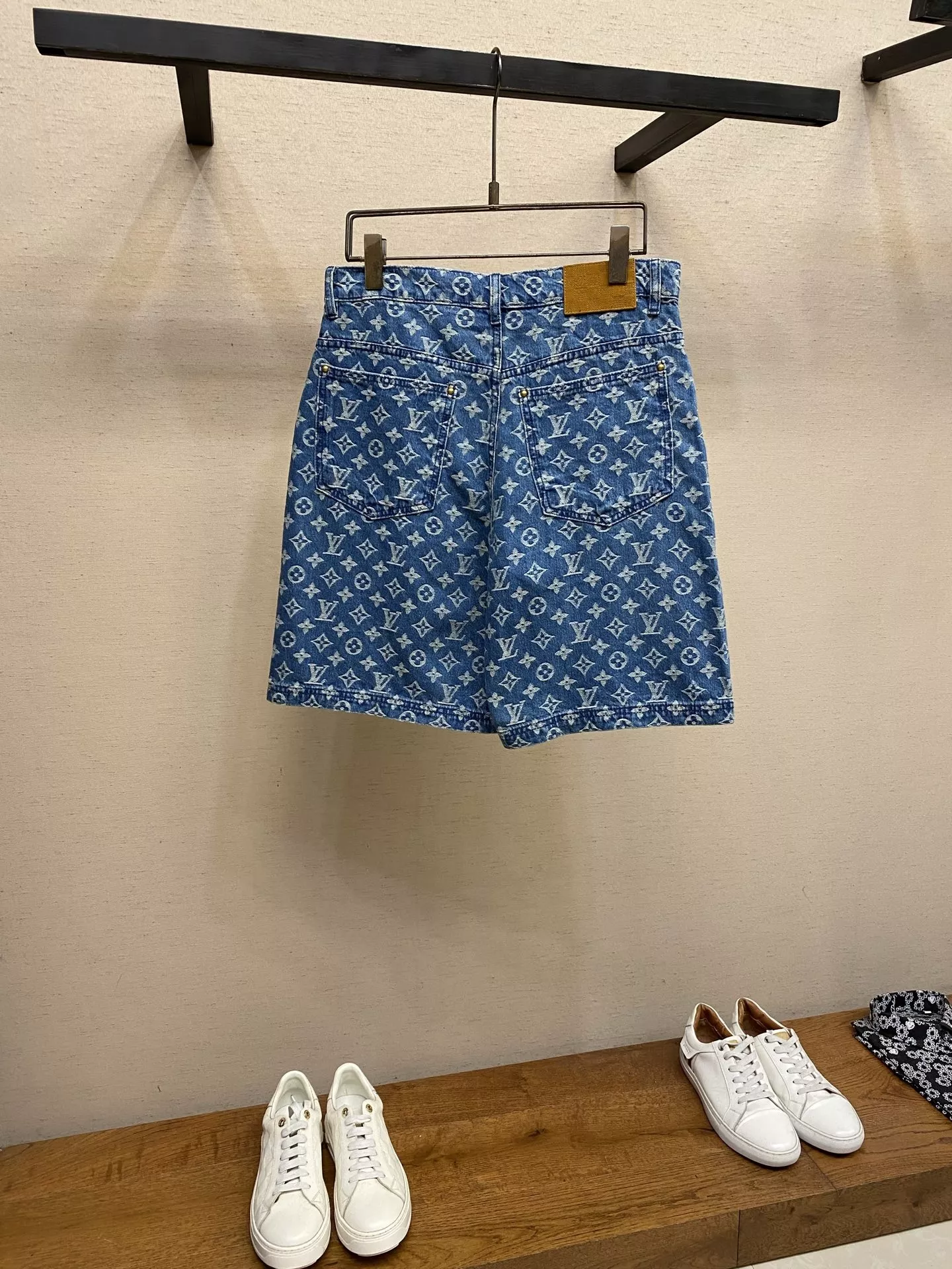 루이비통 모노그램 워싱 데님 반바지 상세 이미지 2