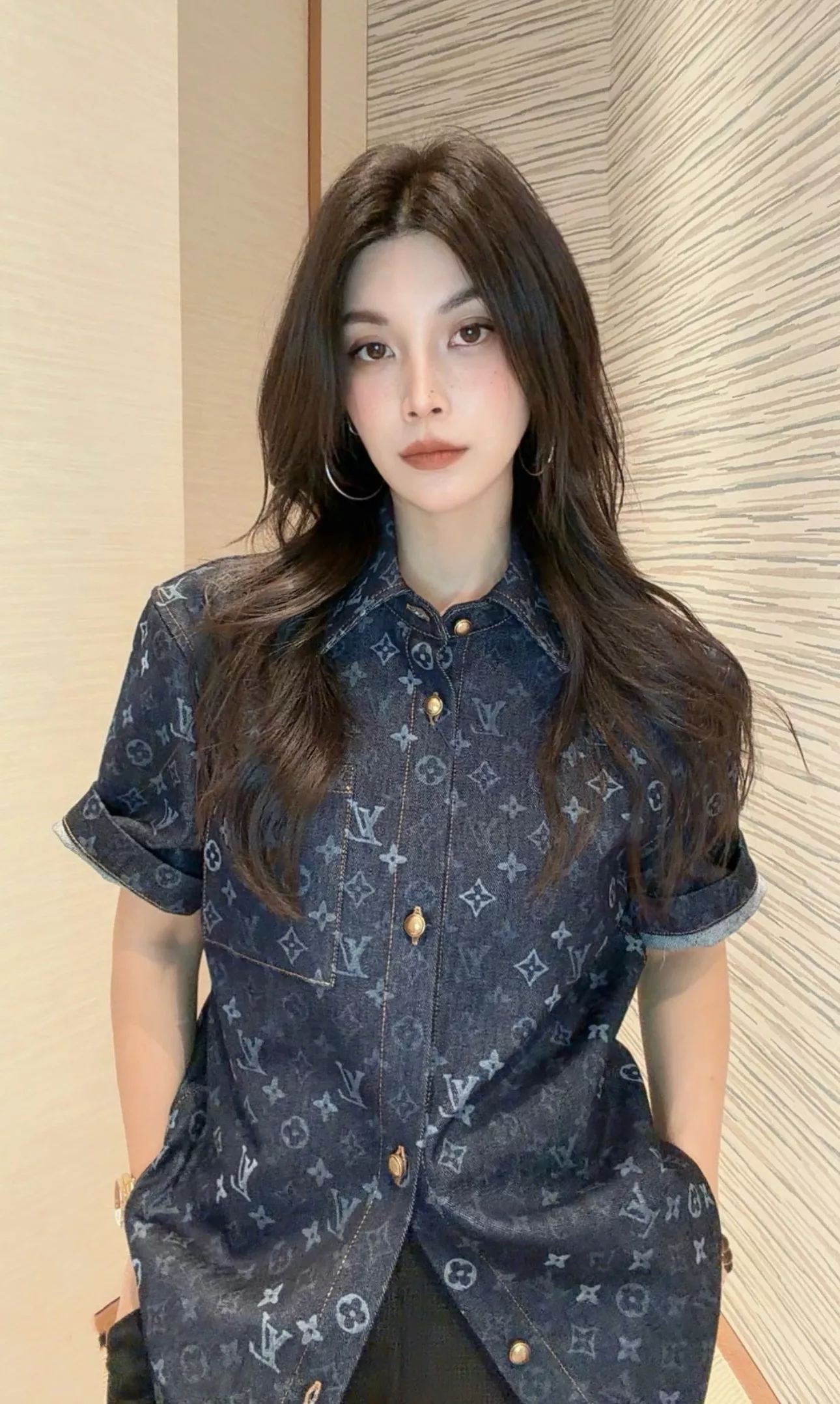 루이비통 모노그램 데님 반소매 셔츠와 쇼츠 셋업 상세 이미지 38