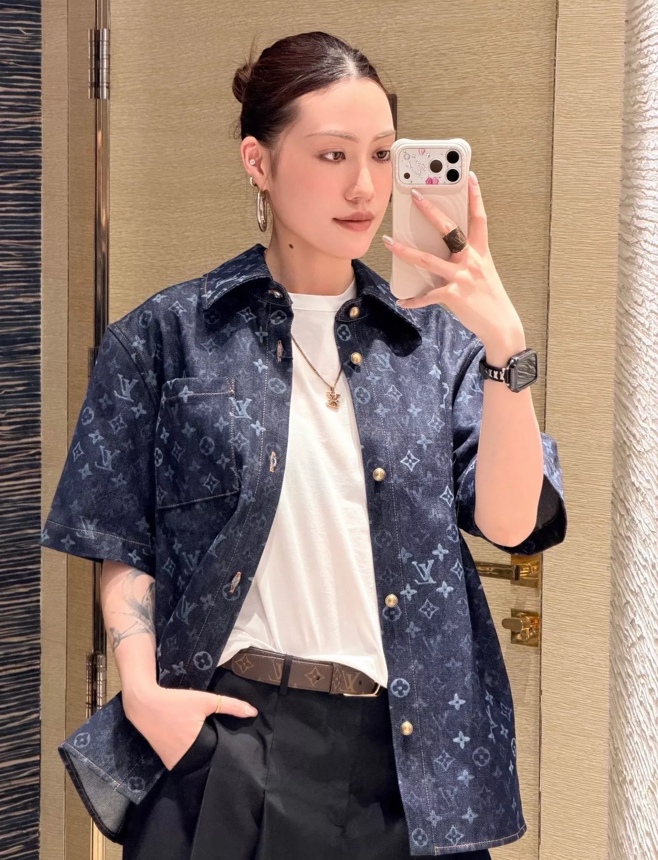 루이비통 모노그램 데님 반소매 셔츠와 쇼츠 셋업 상세 이미지 40