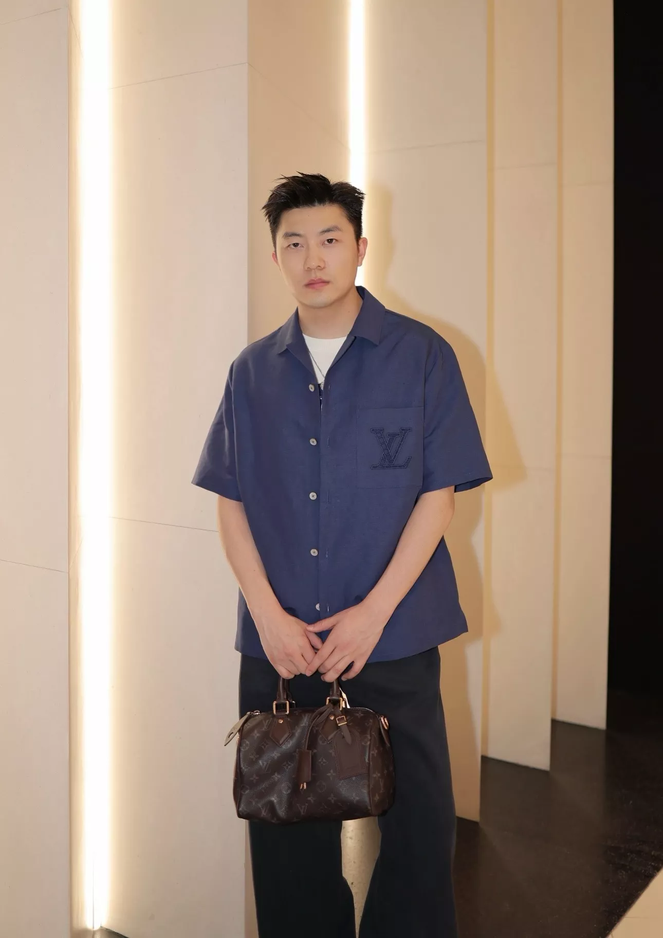루이비통 레터 자수 포인트 단추 반팔 셔츠 상세 이미지 15