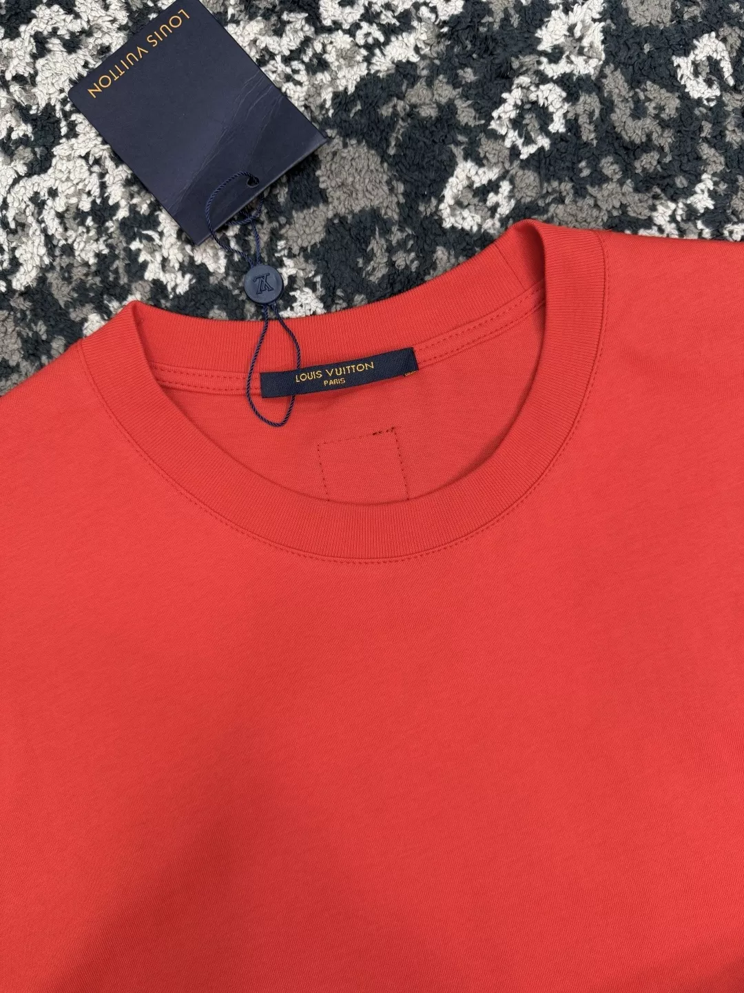 루이비통 그라데이션 레터링 반팔 상의 상세 이미지 5