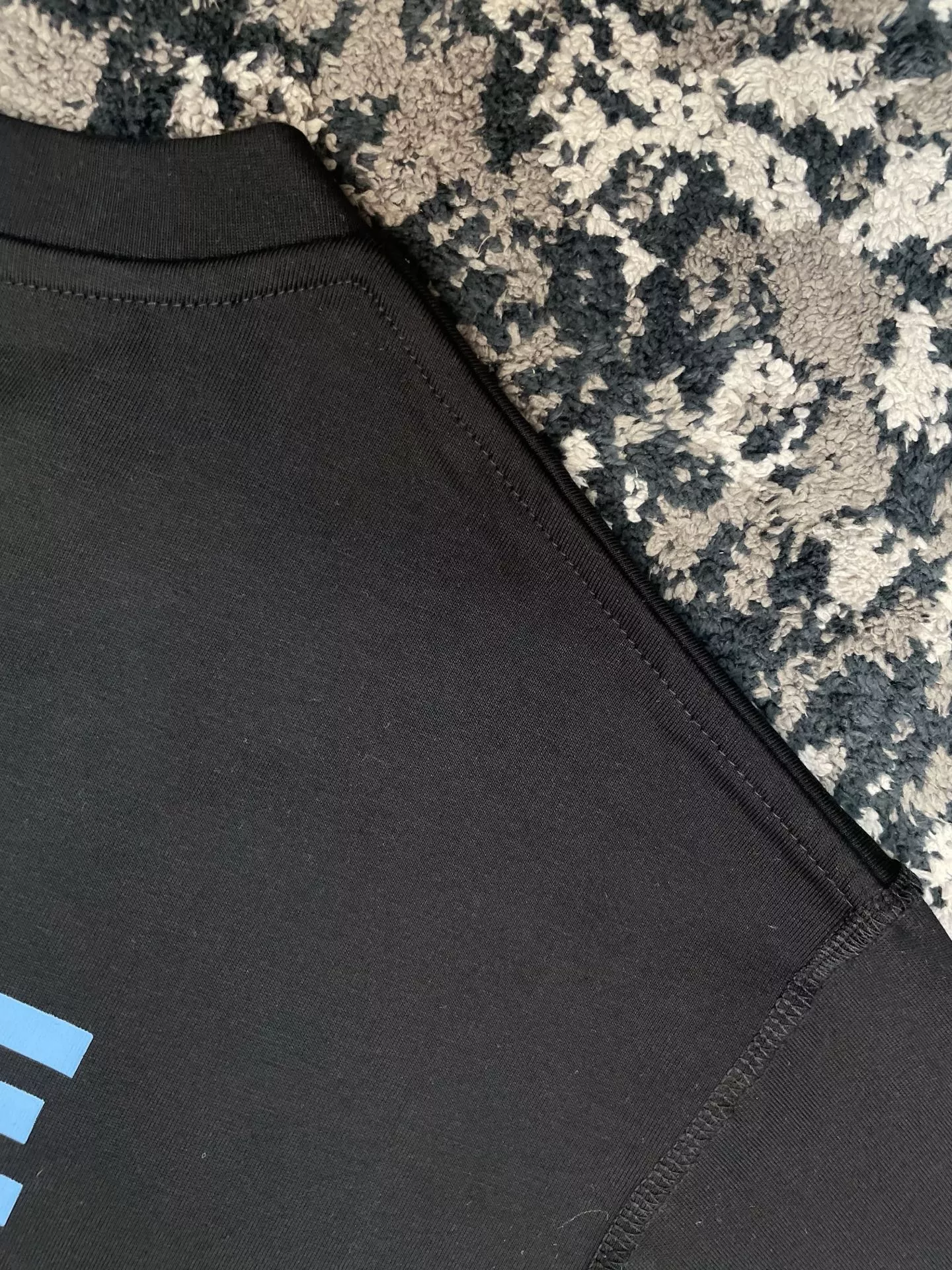 루이비통 레터 프린트 반팔 상의 상세 이미지 11