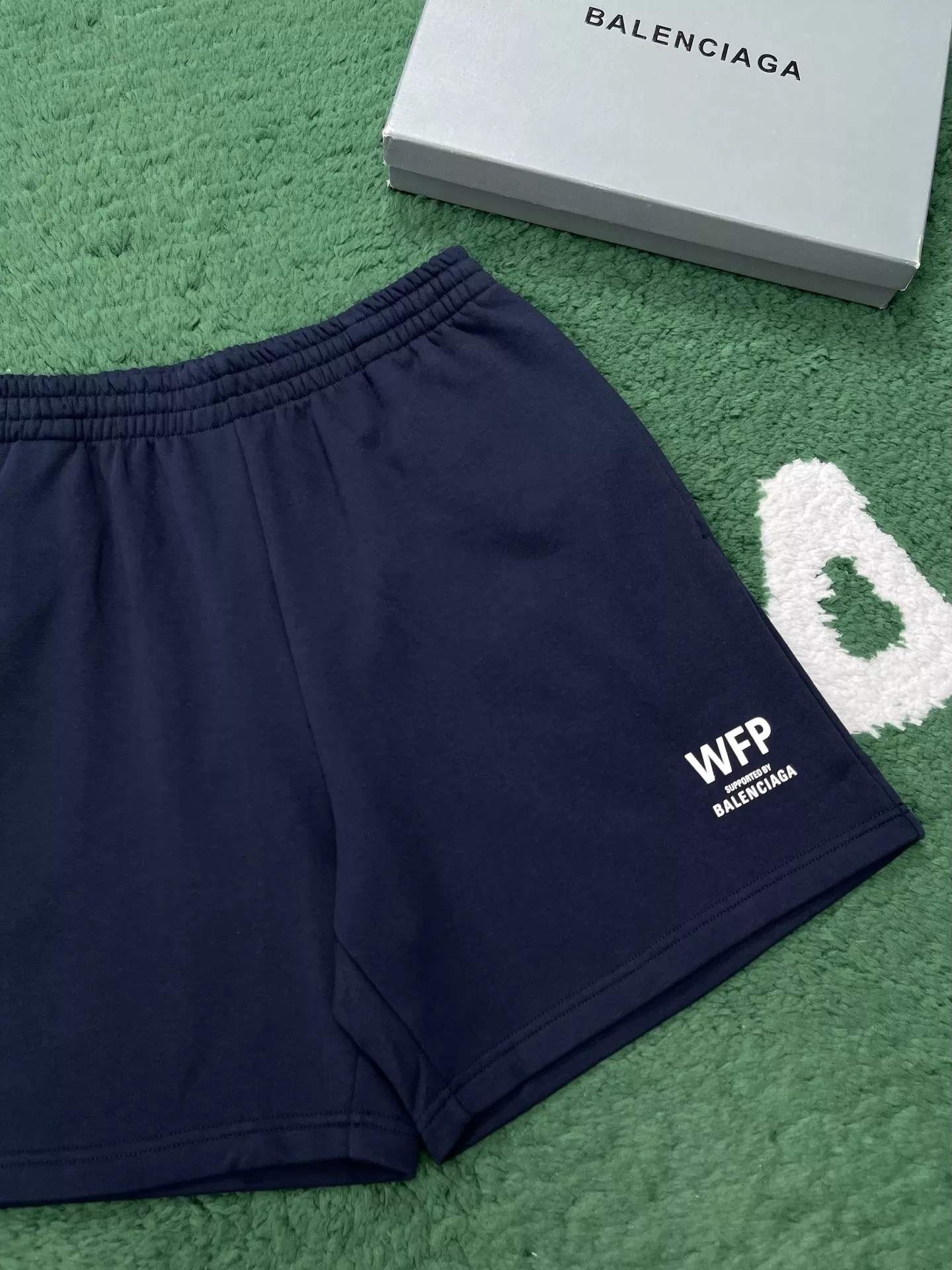 발렌시아가 WFP 로고 밴딩 숏팬츠 상세 이미지 3