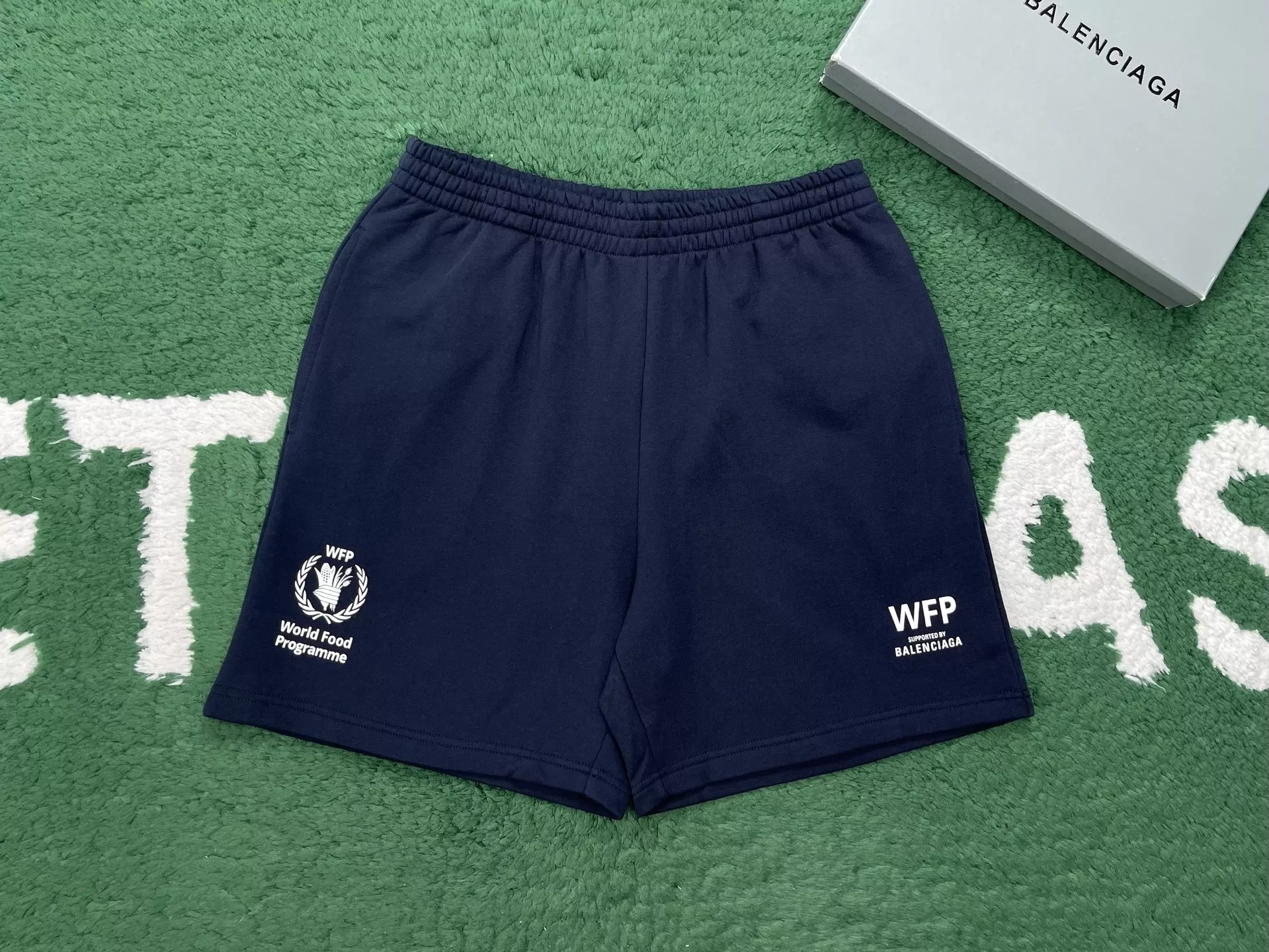 발렌시아가 WFP 로고 밴딩 숏팬츠 상세 이미지 1