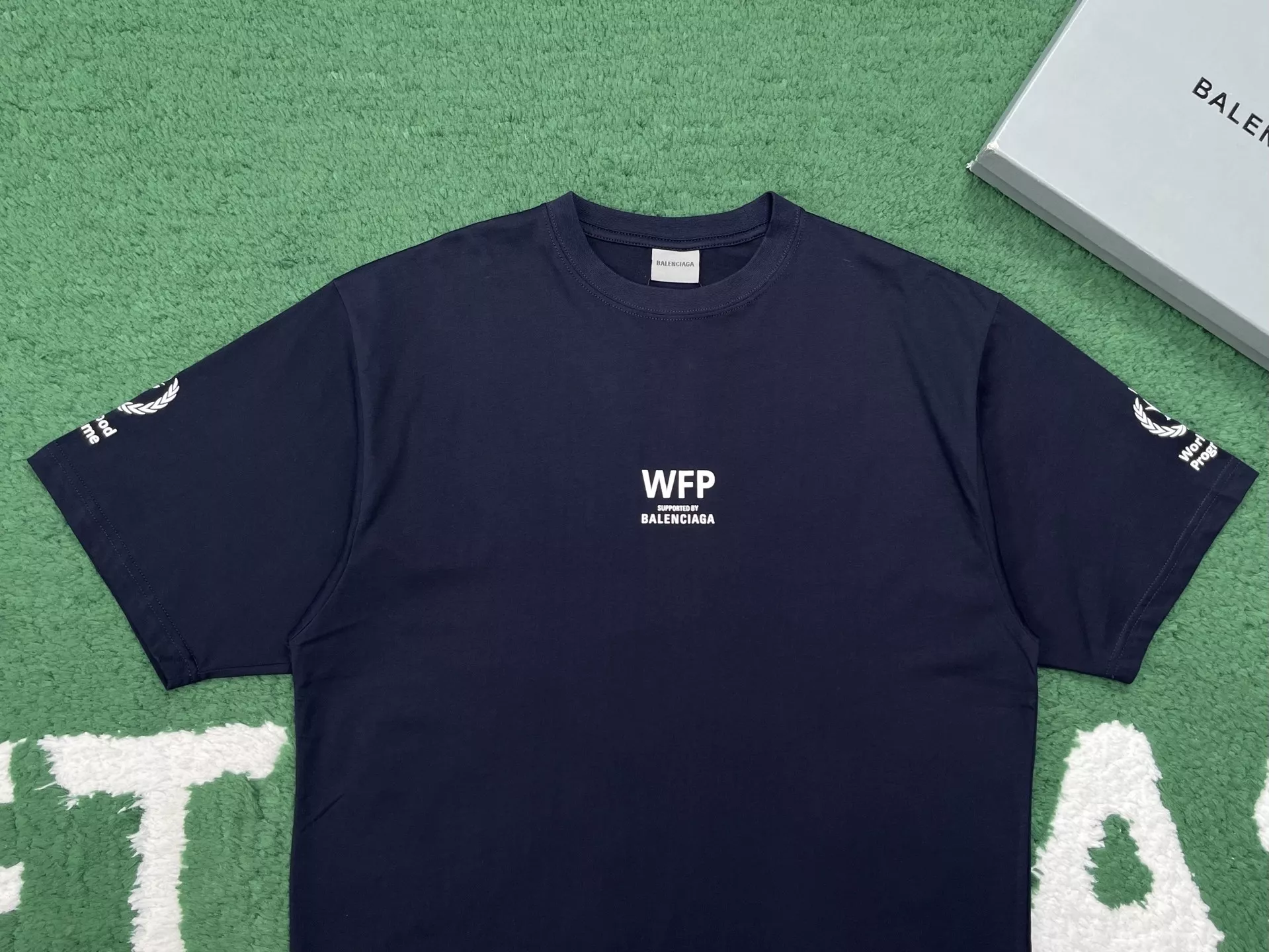 발렌시아가 WFP 프린팅 중간 핏 반팔 상의 상세 이미지 3