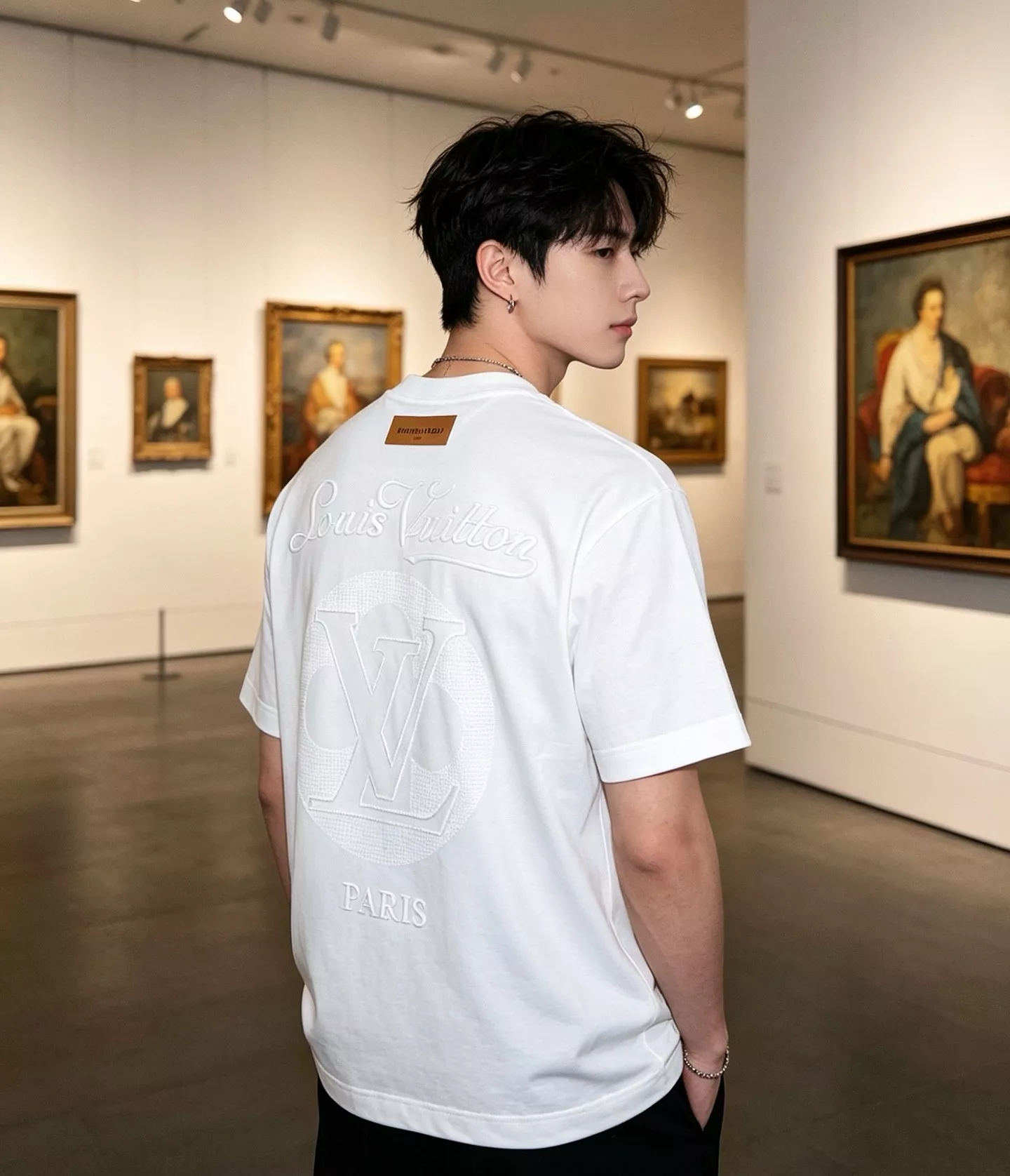 루이비통 백 자수 포인트 라운드 반팔 상의 상세 이미지 15