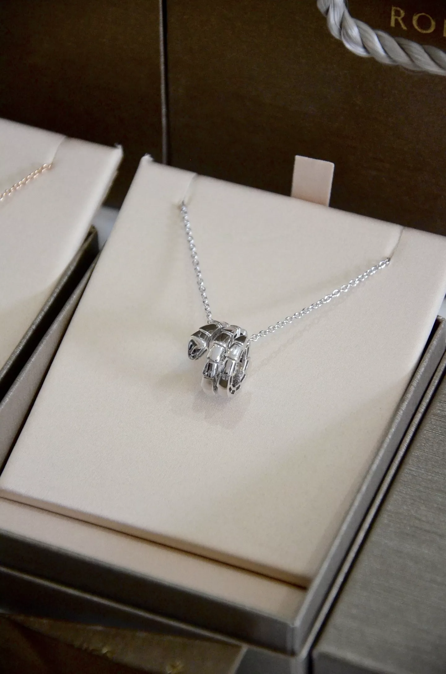 불가리 세르펜티 바이퍼 뱀 모티브 체인 장식 상세 이미지 3