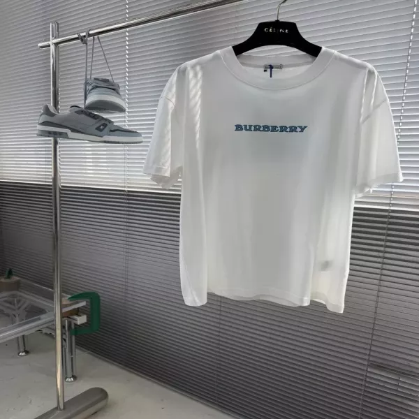 버버리 레터링과 아트 프린팅 포인트 상의