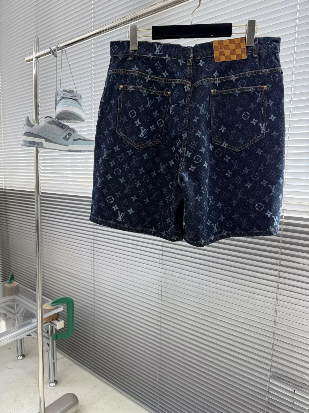 루이비통 모노그램 카라 데님 셔츠와 쇼츠 구성 상세 이미지 12