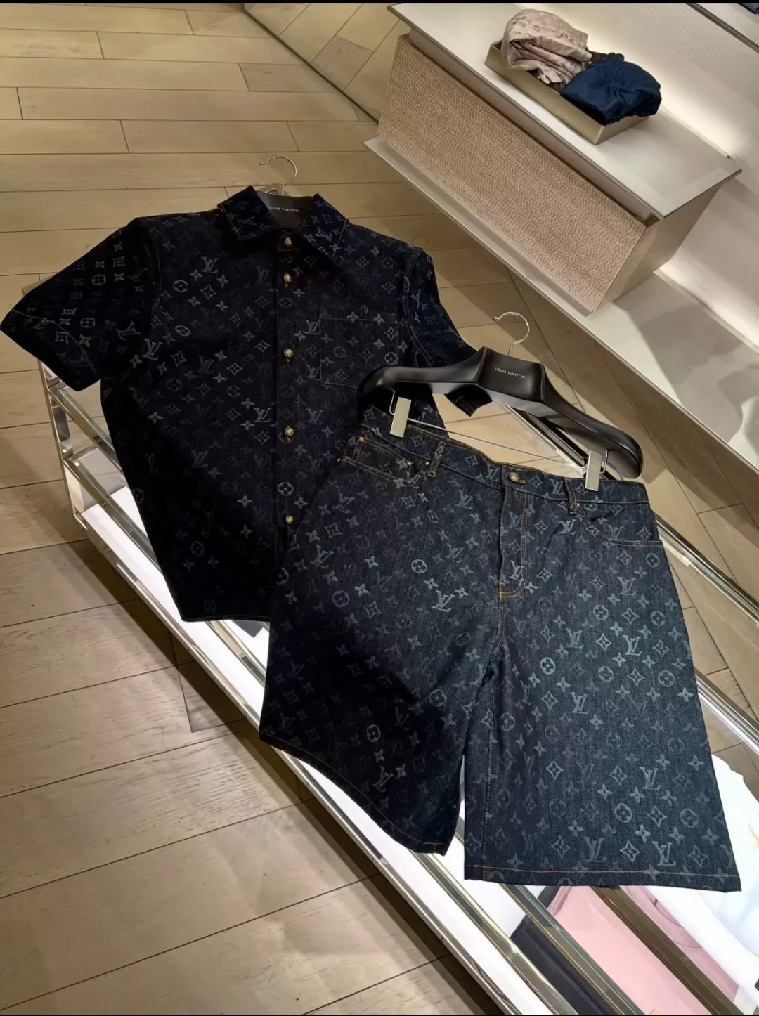 루이비통 모노그램 카라 데님 셔츠와 쇼츠 구성 상세 이미지 19