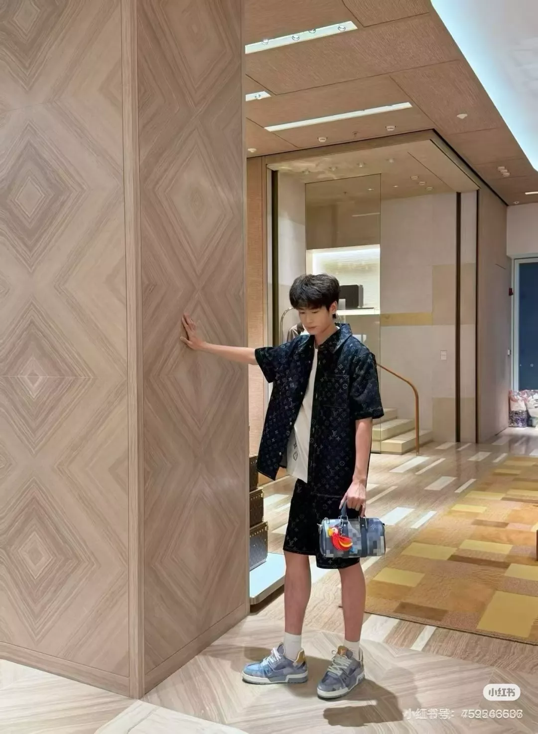 루이비통 모노그램 카라 데님 셔츠와 쇼츠 구성 상세 이미지 30