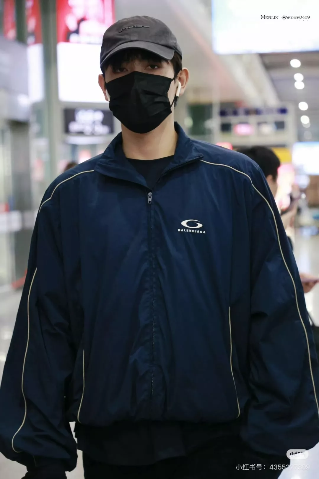 발렌시아가 로고 자수 하이넥 라인 아우터 상세 이미지 22